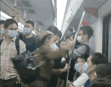 ​俄罗斯燕子归来，剃光头为自己洗白，正面回应打人是为见义勇为