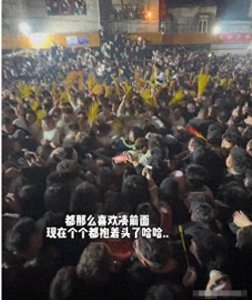 ​潮汕盐灶拖神太火爆，连女生都被拖进去打，大批警察赶往现场拉架