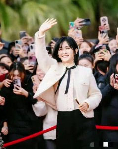 ​谢娜短发造型惊艳母校红毯，她的回归亲切互动让全场观众沸腾！