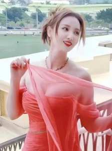 ​著名女星张萌连夜冲上热搜！穿比基尼跪在海边，前凸后翘十分性感