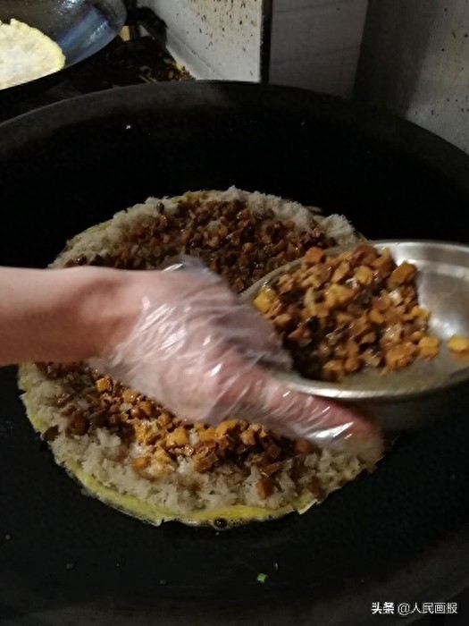 武汉“过早”怎能少了老通城的豆皮，后厨制作过程来了