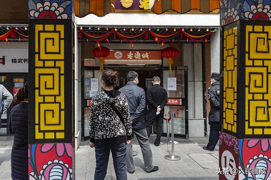 武汉“过早”怎能少了老通城的豆皮，后厨制作过程来了