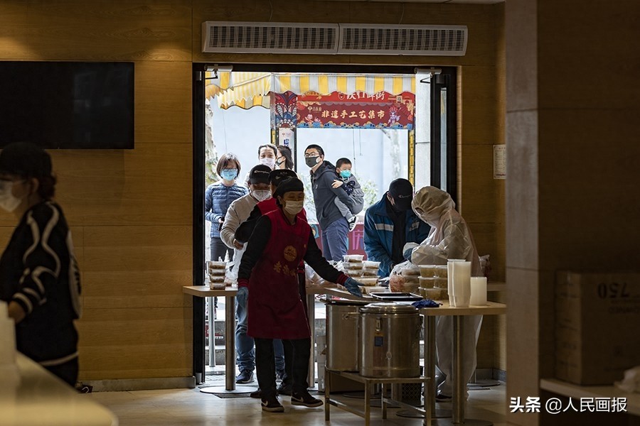 武汉“过早”怎能少了老通城的豆皮，后厨制作过程来了