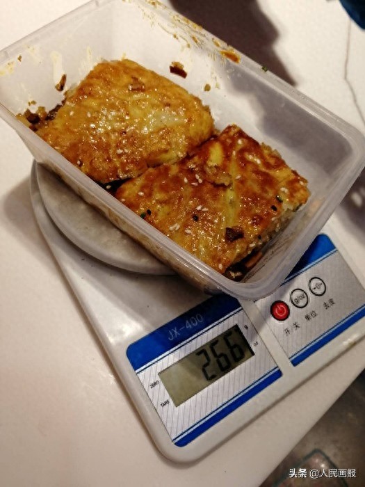 武汉“过早”怎能少了老通城的豆皮，后厨制作过程来了