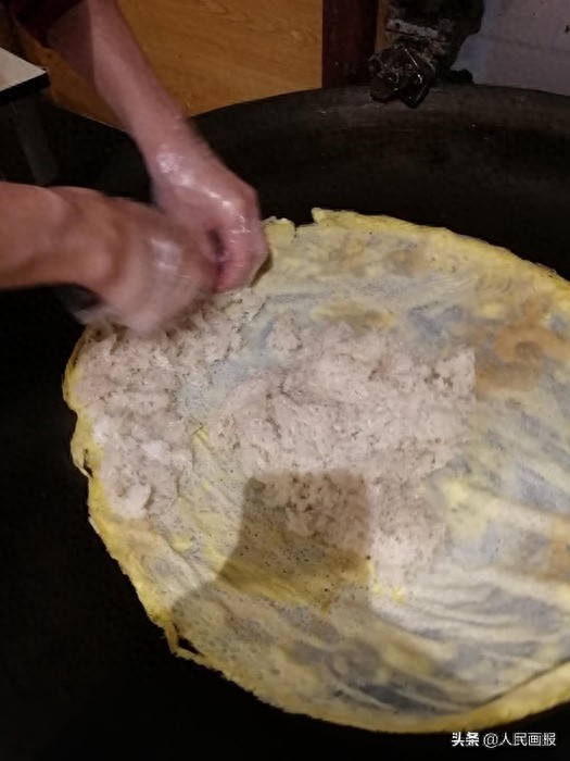 武汉“过早”怎能少了老通城的豆皮，后厨制作过程来了