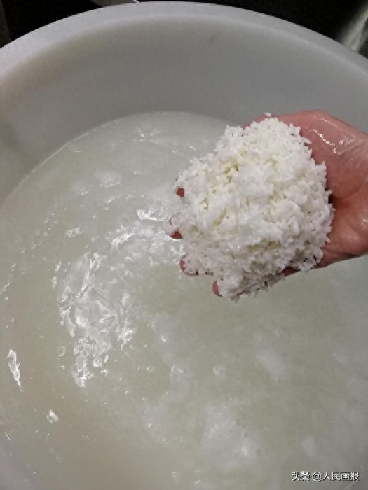 武汉“过早”怎能少了老通城的豆皮，后厨制作过程来了