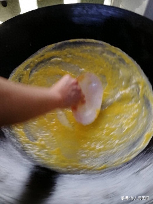 武汉“过早”怎能少了老通城的豆皮，后厨制作过程来了