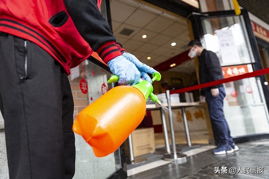 武汉“过早”怎能少了老通城的豆皮，后厨制作过程来了