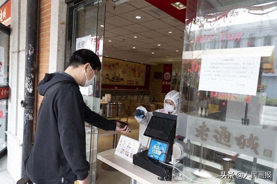 武汉“过早”怎能少了老通城的豆皮，后厨制作过程来了