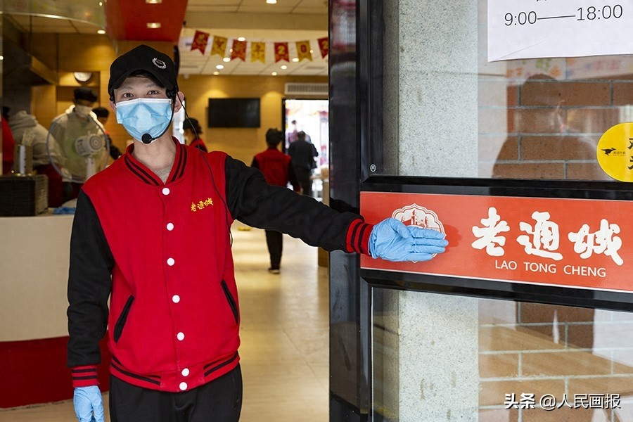 武汉“过早”怎能少了老通城的豆皮，后厨制作过程来了