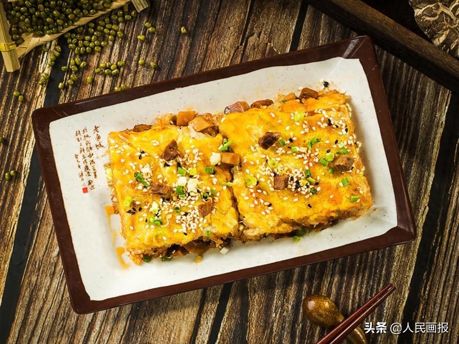 武汉“过早”怎能少了老通城的豆皮，后厨制作过程来了