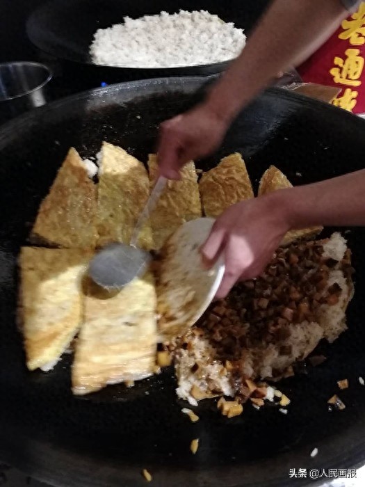 武汉“过早”怎能少了老通城的豆皮，后厨制作过程来了