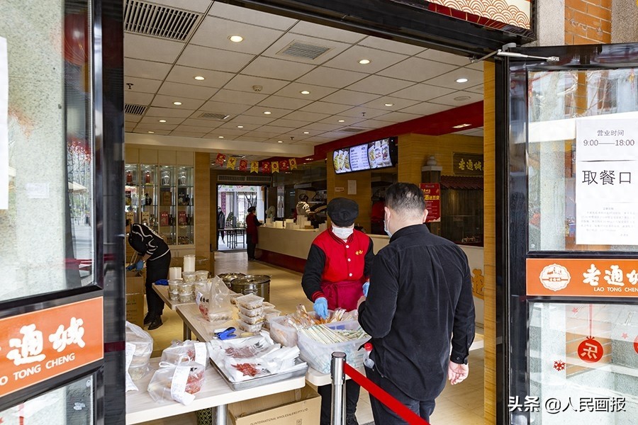 武汉“过早”怎能少了老通城的豆皮，后厨制作过程来了