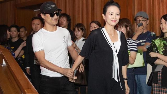 汪峰怎么了吵架了(汪峰卑躬屈膝跟随头顶几乎全秃)