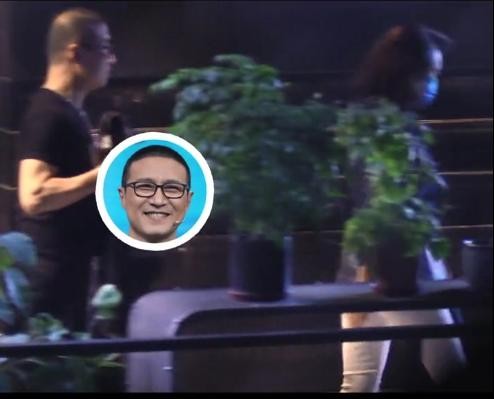 汪峰怎么了吵架了(汪峰卑躬屈膝跟随头顶几乎全秃)