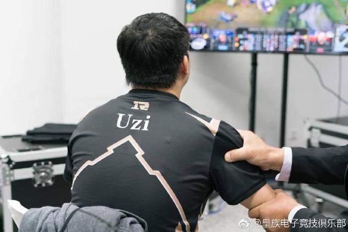 UZI成功加冕梦想,而真正人生赢家却另有其人