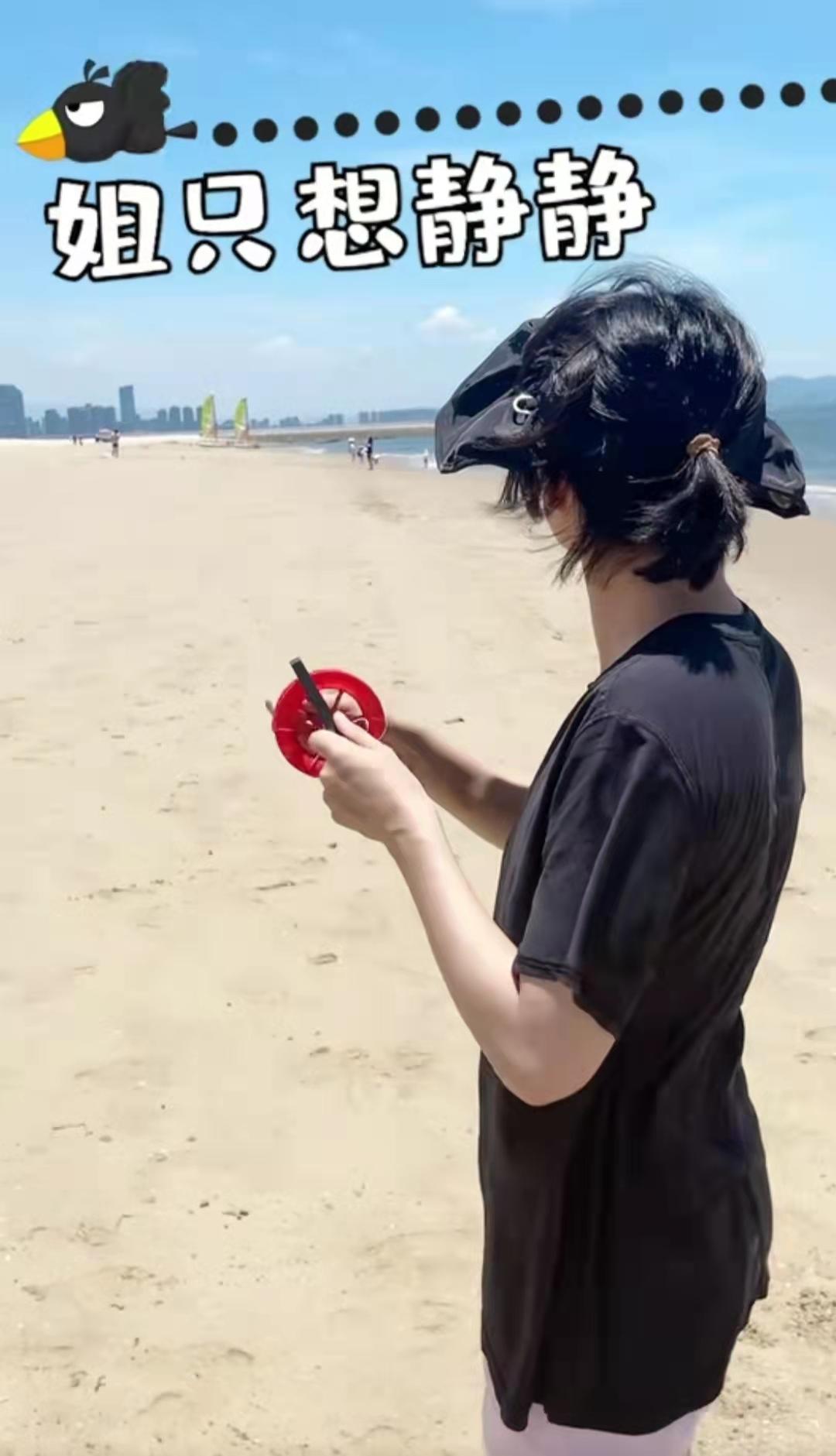 邓超孙俪烈日下放风筝,穿情侣装肤色差明显,二人身材似复制黏贴