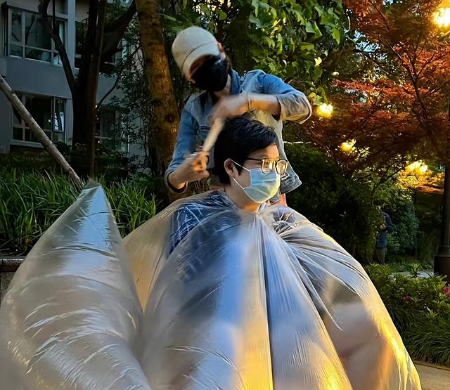 马伊琍现实生活中的老公(马伊琍为万梓良前妻恬妞的女儿理发)(3)