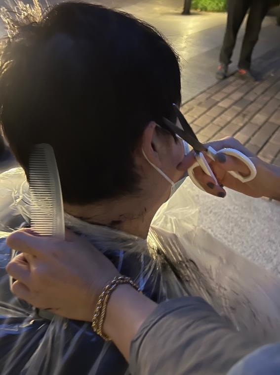 马伊琍现实生活中的老公(马伊琍为万梓良前妻恬妞的女儿理发)(4)