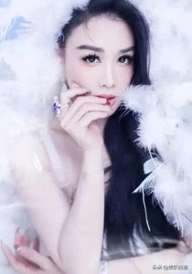 ​钟丽缇惊艳亮相，白色吊带羽毛裙尽显优雅魅力