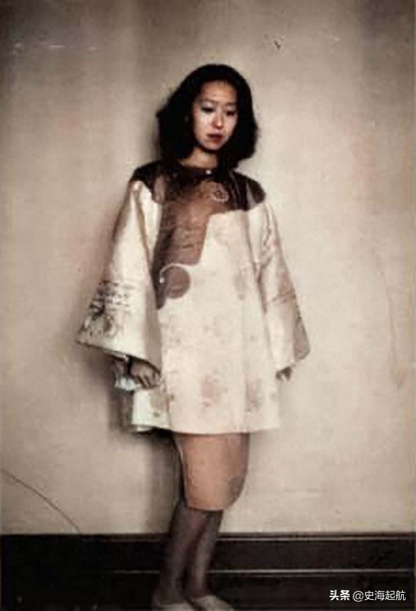 老照片:民国才女张爱玲,才貌双全,图4是张爱玲和她父亲的合影