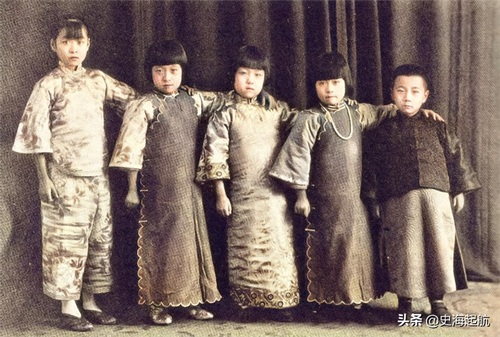 老照片:民国才女张爱玲,才貌双全,图4是张爱玲和她父亲的合影