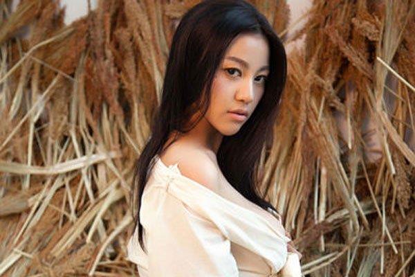 苏梓玲私密视频 靠丰满身材走红胸围罩杯有多大