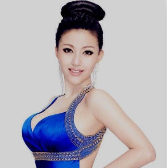 苏梓玲私密视频 靠丰满身材走红胸围罩杯有多大