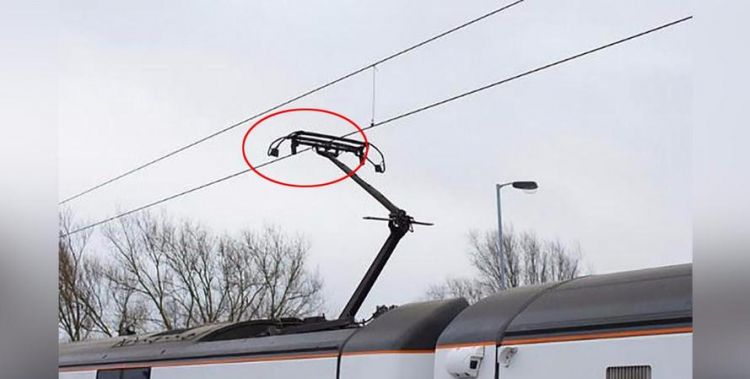 高铁动车顶上的两根线分别是干什么用的啊