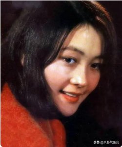 ​“草原仙子”娜仁花：14岁出道49岁拿影后，与名导结婚18年零绯闻