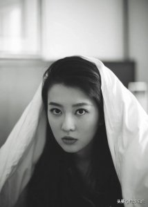 ​女星的黑白系写真，谭松韵青春活力，邓家佳慵懒自在