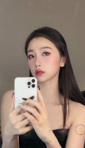 ​27岁虞书欣才是“御姐” 低胸短裙满满反差感