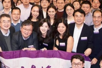 ​章泽天参加校友聚会 稳站C位自信大方颇有气势