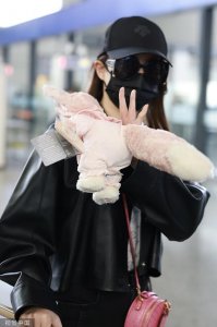 ​刘亦菲全黑 look 现身上海虹桥机场 获粉丝赠送玲娜贝尔