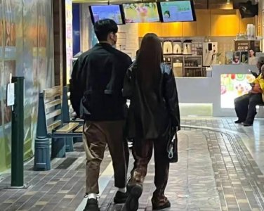 ​网友偶遇李荣浩逛街 杨丞琳挽老公胳膊小鸟依人