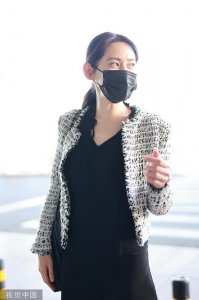 ​秋瓷炫机场出发录制《浪姐 4》对镜头比心状态佳