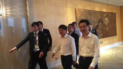 ​摔碎玻璃杯换背景 一波三折，万达融创富力完成632亿大交易 经济