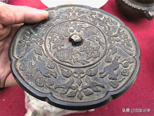 古人使用的镜子啥样子?实拍小城大集上的“古铜镜”,真假难辨