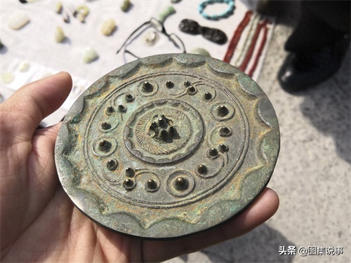 古人使用的镜子啥样子?实拍小城大集上的“古铜镜”,真假难辨