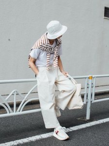 ​白裤子怎么穿才好看？搭配这3种颜色的上衣，时尚又显气质