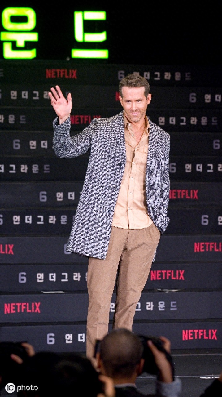 动作影星瑞安·雷诺兹现身韩国,和粉丝友好互动,性格亲切有魅力