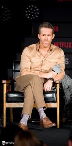 ​动作影星瑞安·雷诺兹现身韩国，和粉丝友好互动，性格亲切有魅力