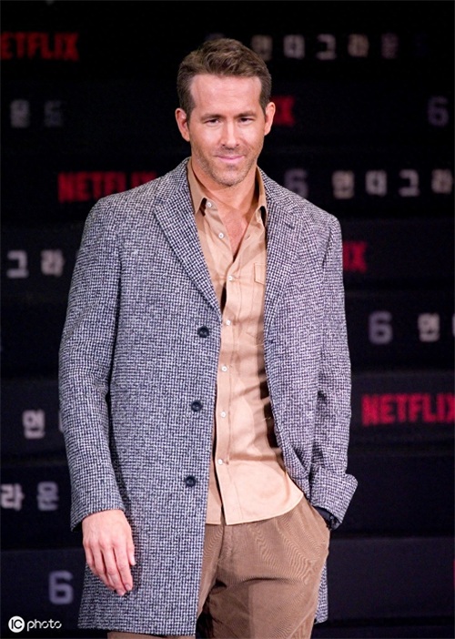 动作影星瑞安·雷诺兹现身韩国,和粉丝友好互动,性格亲切有魅力