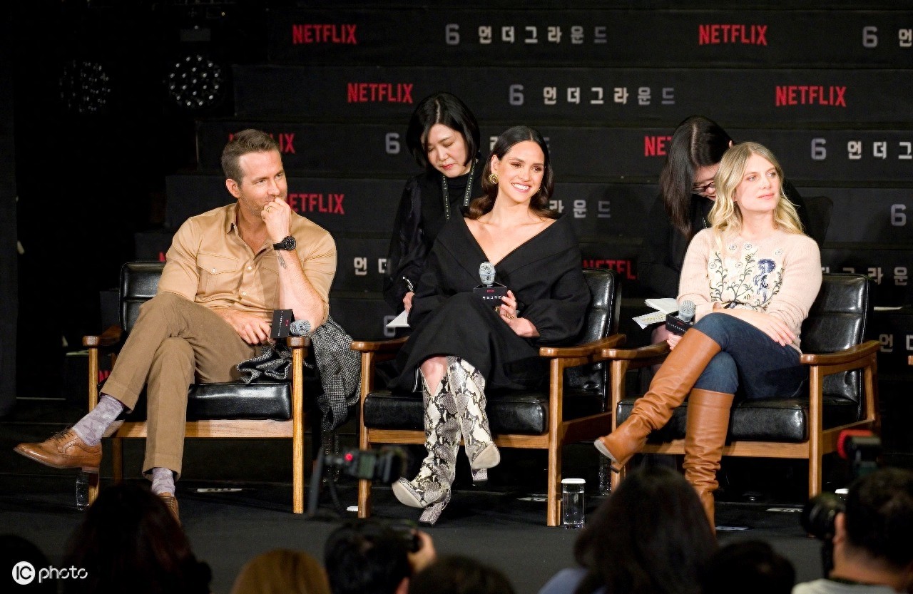 动作影星瑞安·雷诺兹现身韩国,和粉丝友好互动,性格亲切有魅力