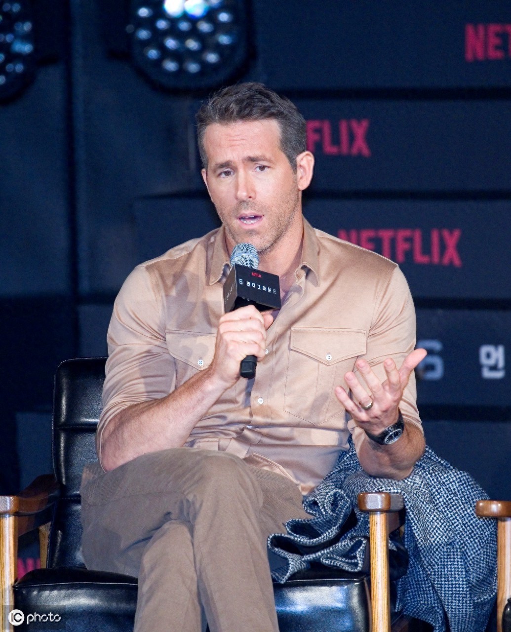 动作影星瑞安·雷诺兹现身韩国,和粉丝友好互动,性格亲切有魅力