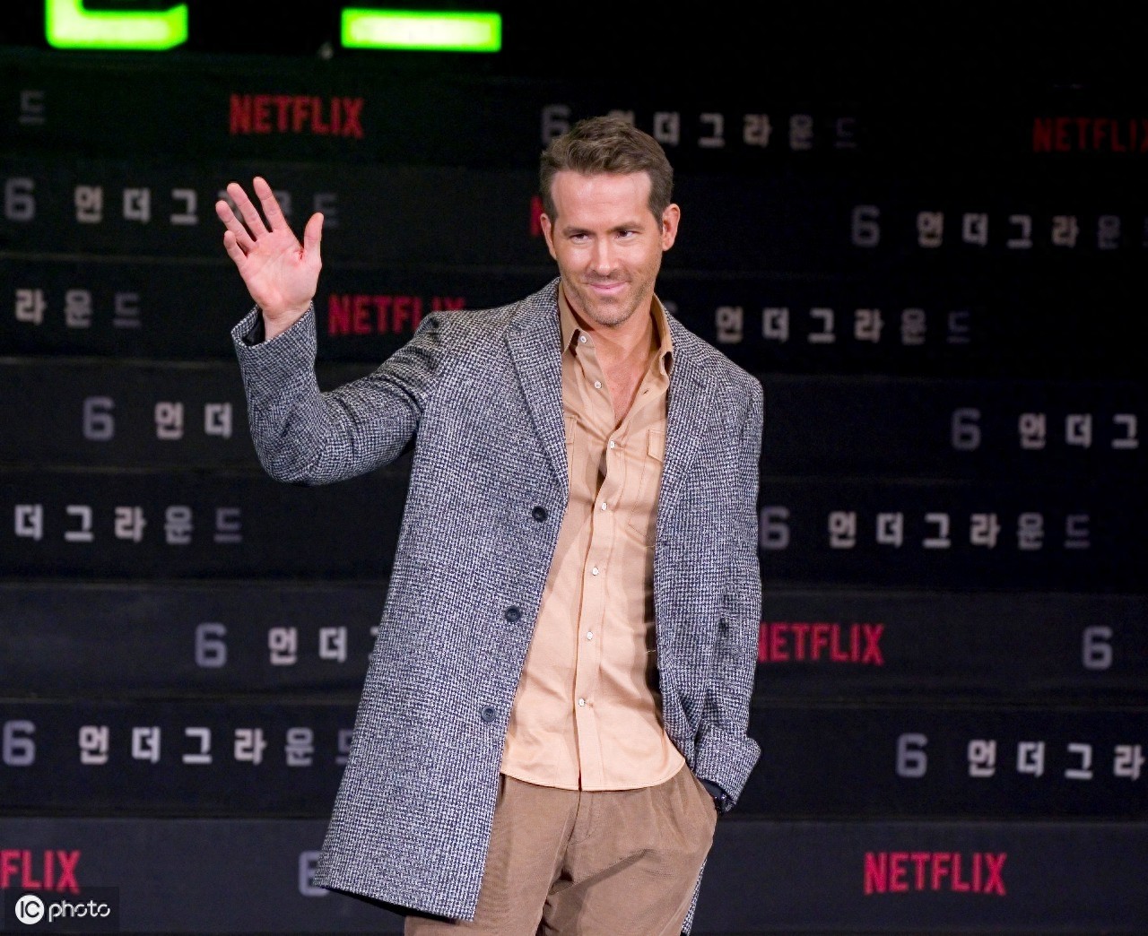 动作影星瑞安·雷诺兹现身韩国,和粉丝友好互动,性格亲切有魅力