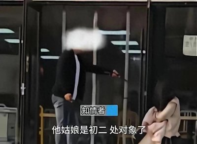 ​父亲用鞭子抽打跪地小女生，知情人：初二已恋爱，在外面过夜了！