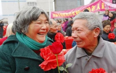 ​农村老夫妻晚年生活9幅图，告诉你啥叫恩爱，哪一幅打动了你的心