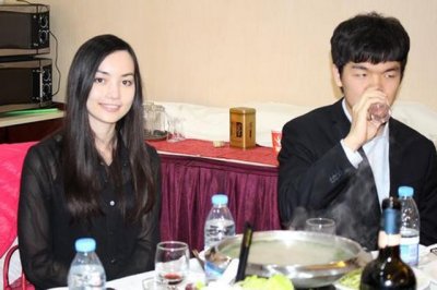 ​柯洁自诩逗逼大王，嘲笑女棋手人丑棋臭，只向混血美女黑嘉嘉示好