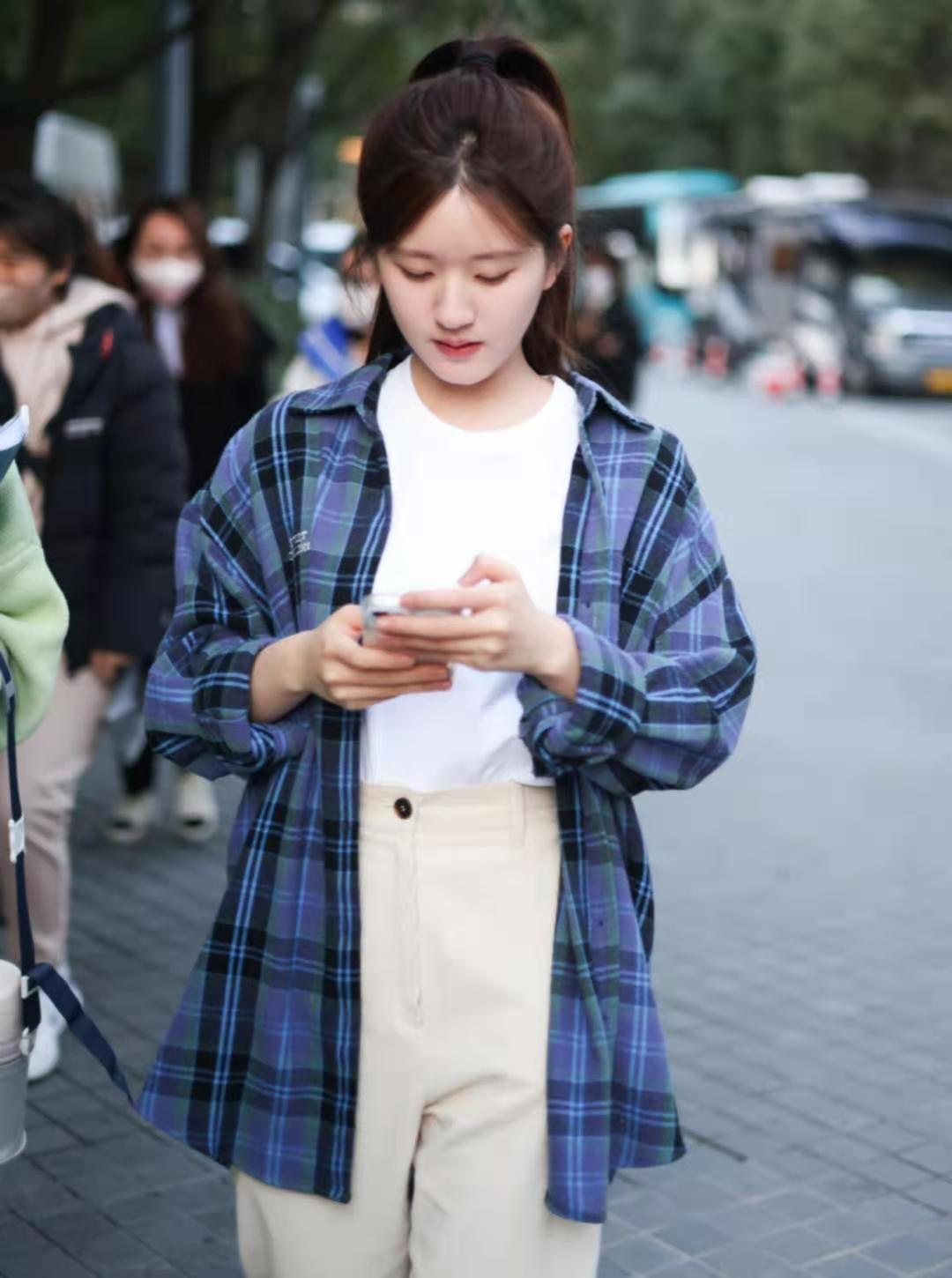 “赵露思”真会穿,普通格纹衬衫扎高马尾,青春活力像个大学生